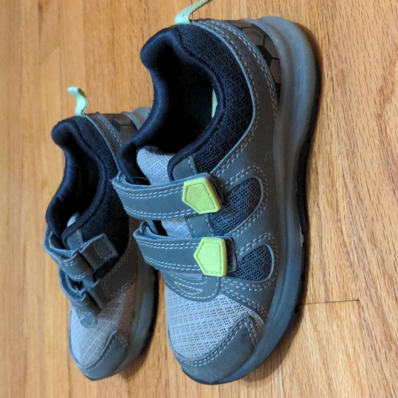 Little boys size 10 shoes - Picture 4 of 6